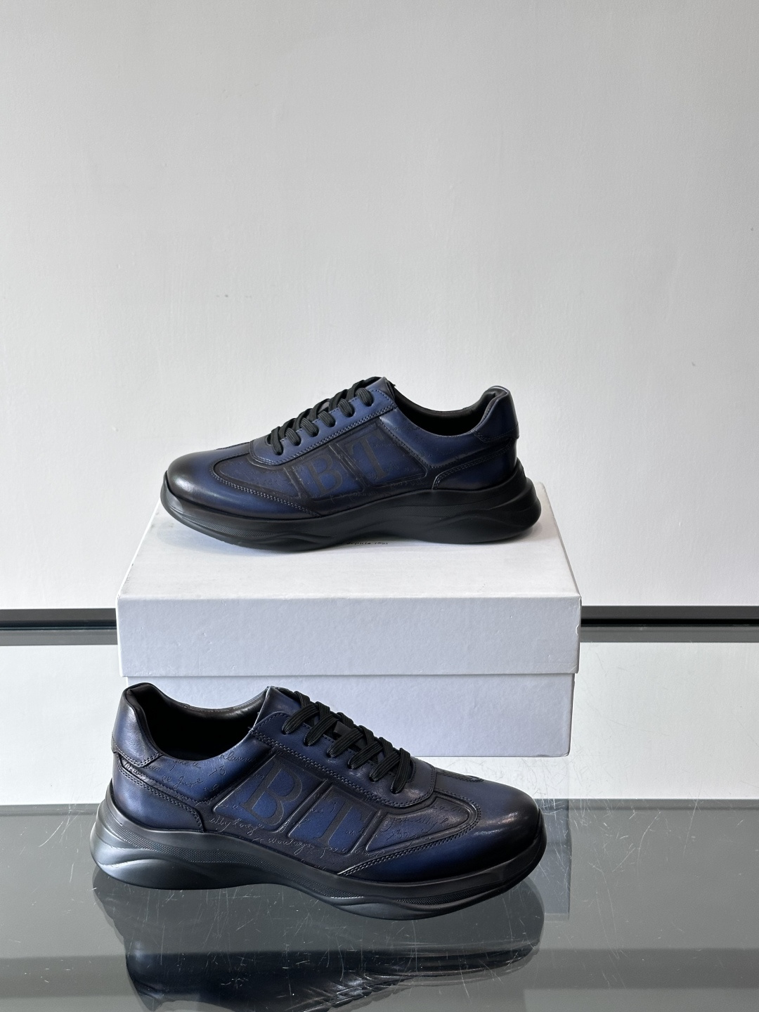 berl布鲁提男士真皮运动鞋意大利奢侈品牌出品，头层牛皮鞋面，质感细腻耐用。侧面有品牌压纹，辨识度超高。