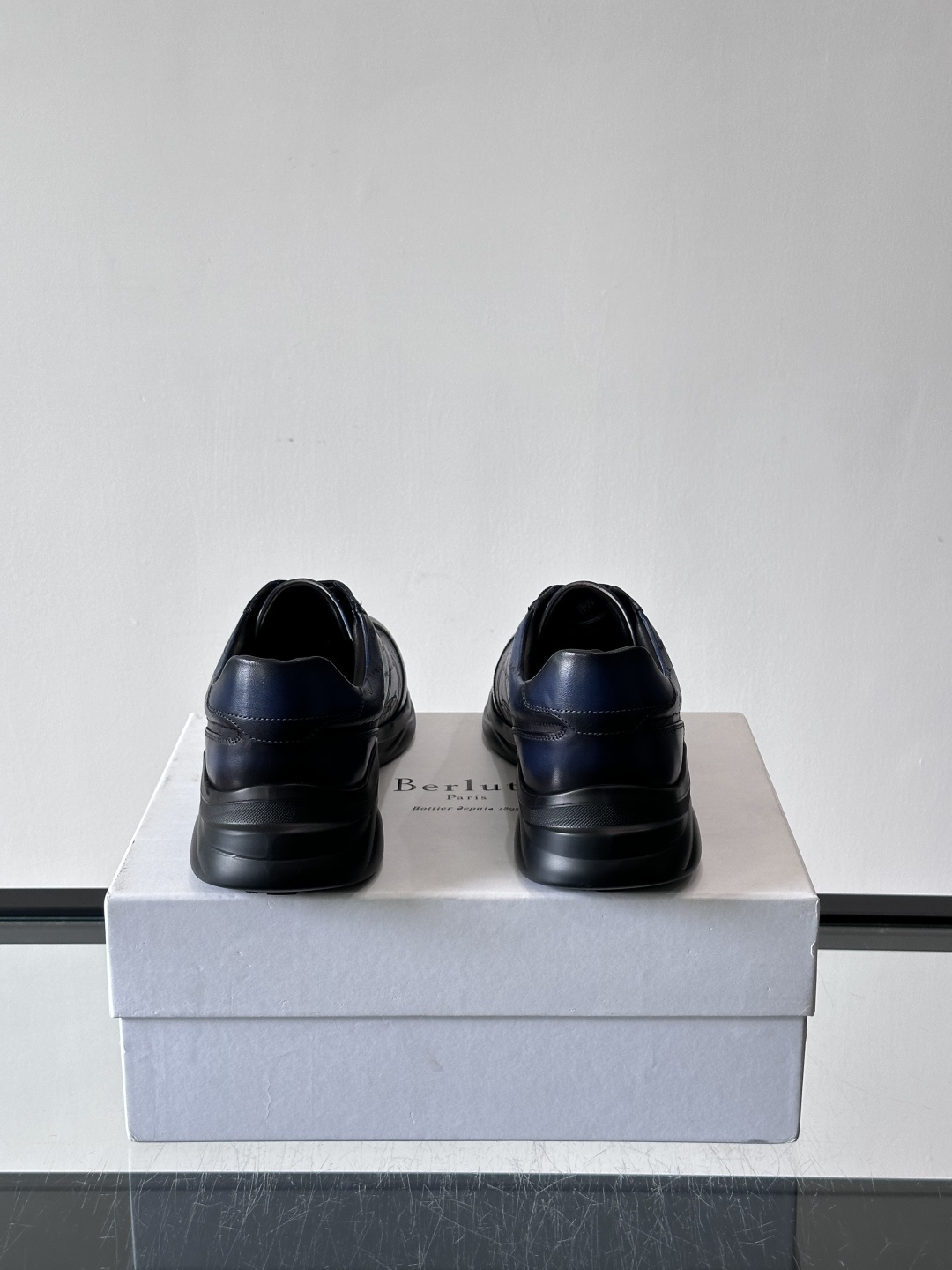 berl布鲁提男士真皮运动鞋意大利奢侈品牌出品，头层牛皮鞋面，质感细腻耐用。侧面有品牌压纹，辨识度超高。