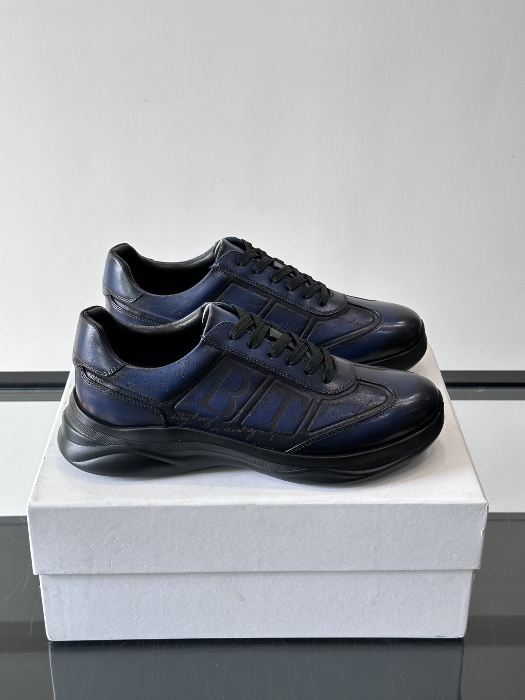 berl布鲁提男士真皮运动鞋意大利奢侈品牌出品，头层牛皮鞋面，质感细腻耐用。侧面有品牌压纹，辨识度超高。