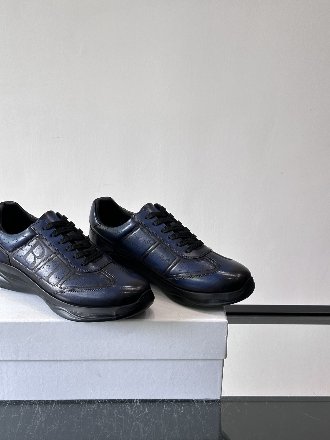 berl布鲁提男士真皮运动鞋意大利奢侈品牌出品，头层牛皮鞋面，质感细腻耐用。侧面有品牌压纹，辨识度超高。