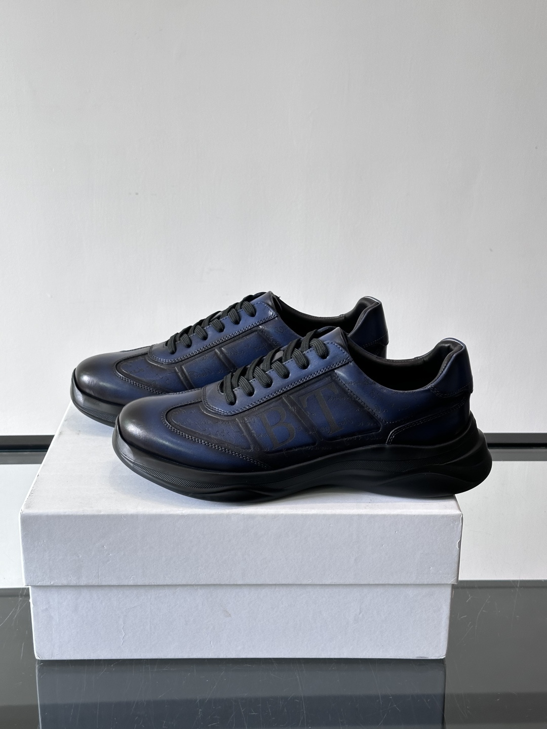 berl布鲁提男士真皮运动鞋意大利奢侈品牌出品，头层牛皮鞋面，质感细腻耐用。侧面有品牌压纹，辨识度超高。