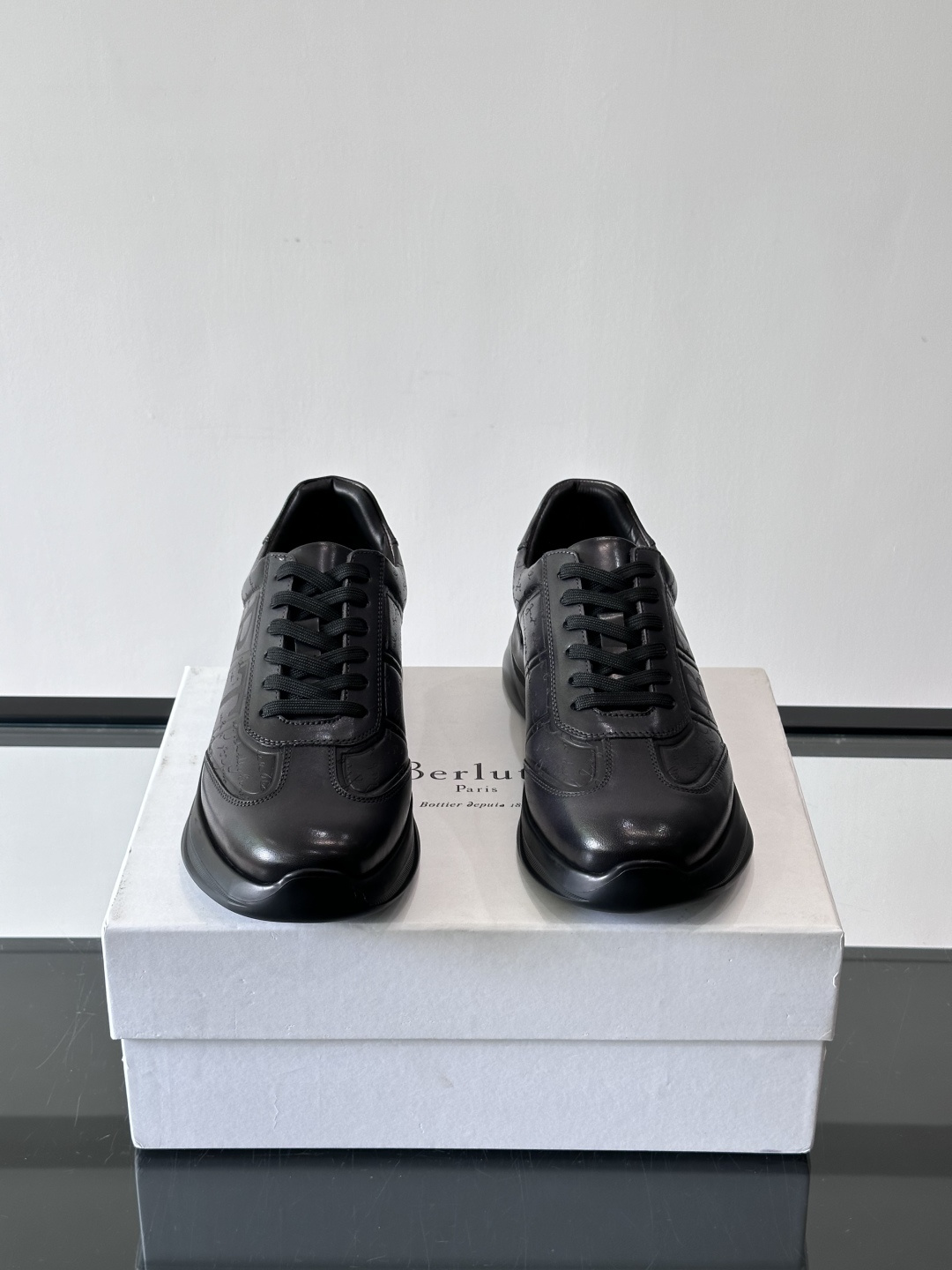 berl布鲁提男士真皮运动鞋意大利奢侈品牌出品，头层牛皮鞋面，质感细腻耐用。侧面有品牌压纹，辨识度超高。