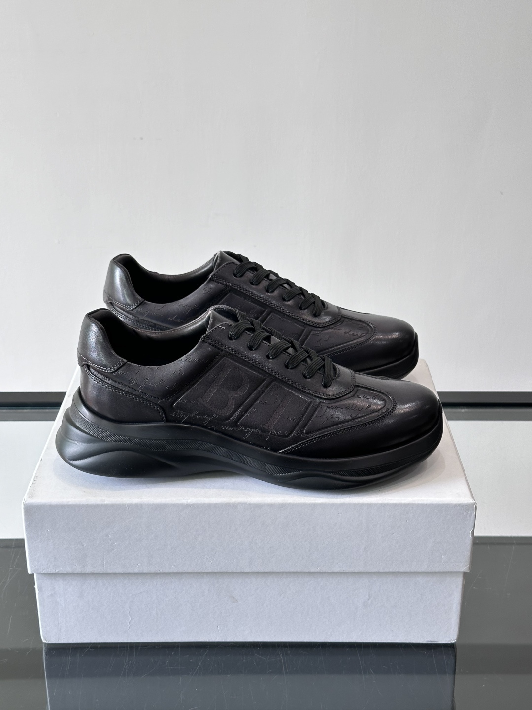 berl布鲁提男士真皮运动鞋意大利奢侈品牌出品，头层牛皮鞋面，质感细腻耐用。侧面有品牌压纹，辨识度超高。