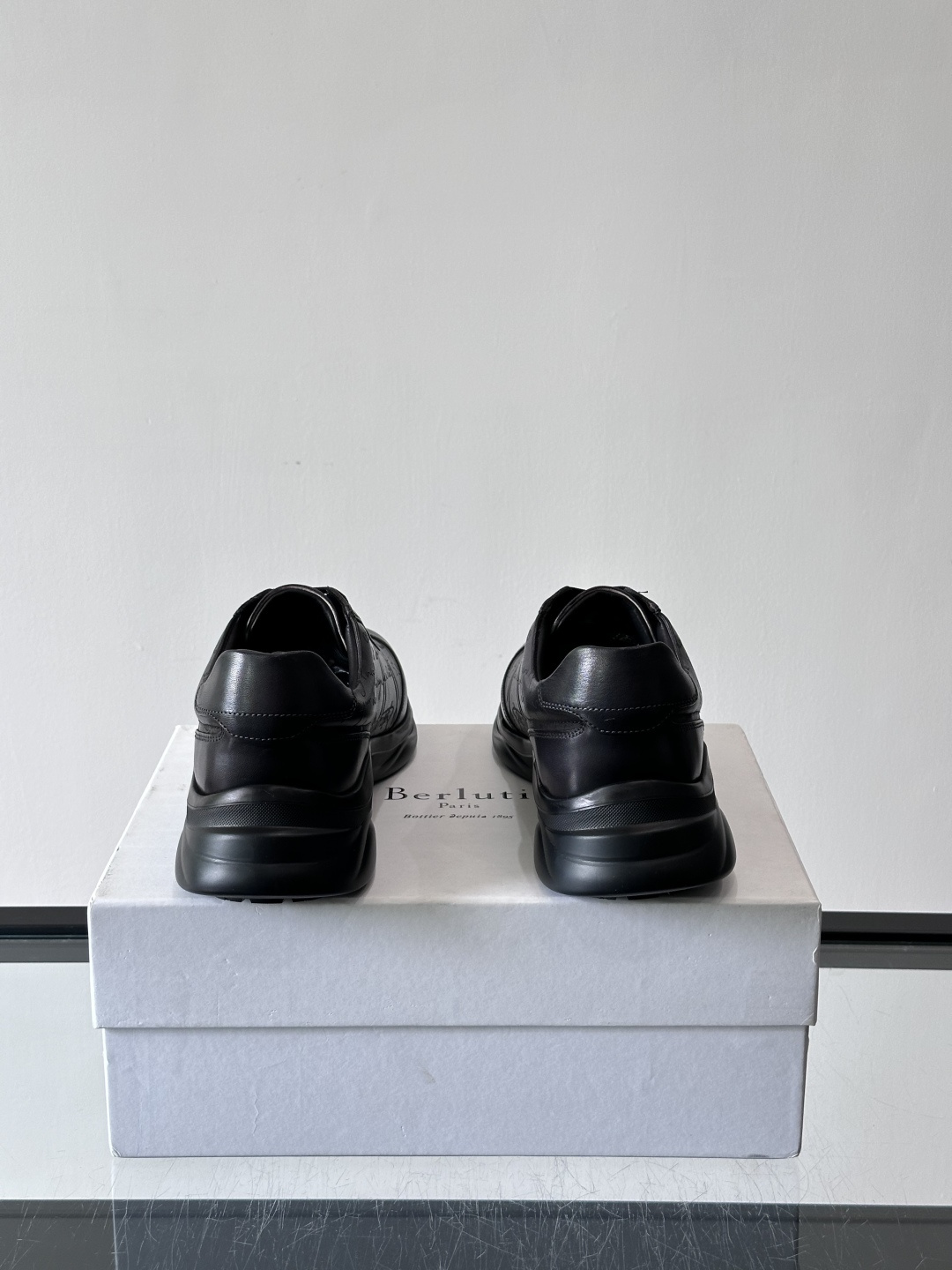 berl布鲁提男士真皮运动鞋意大利奢侈品牌出品，头层牛皮鞋面，质感细腻耐用。侧面有品牌压纹，辨识度超高。