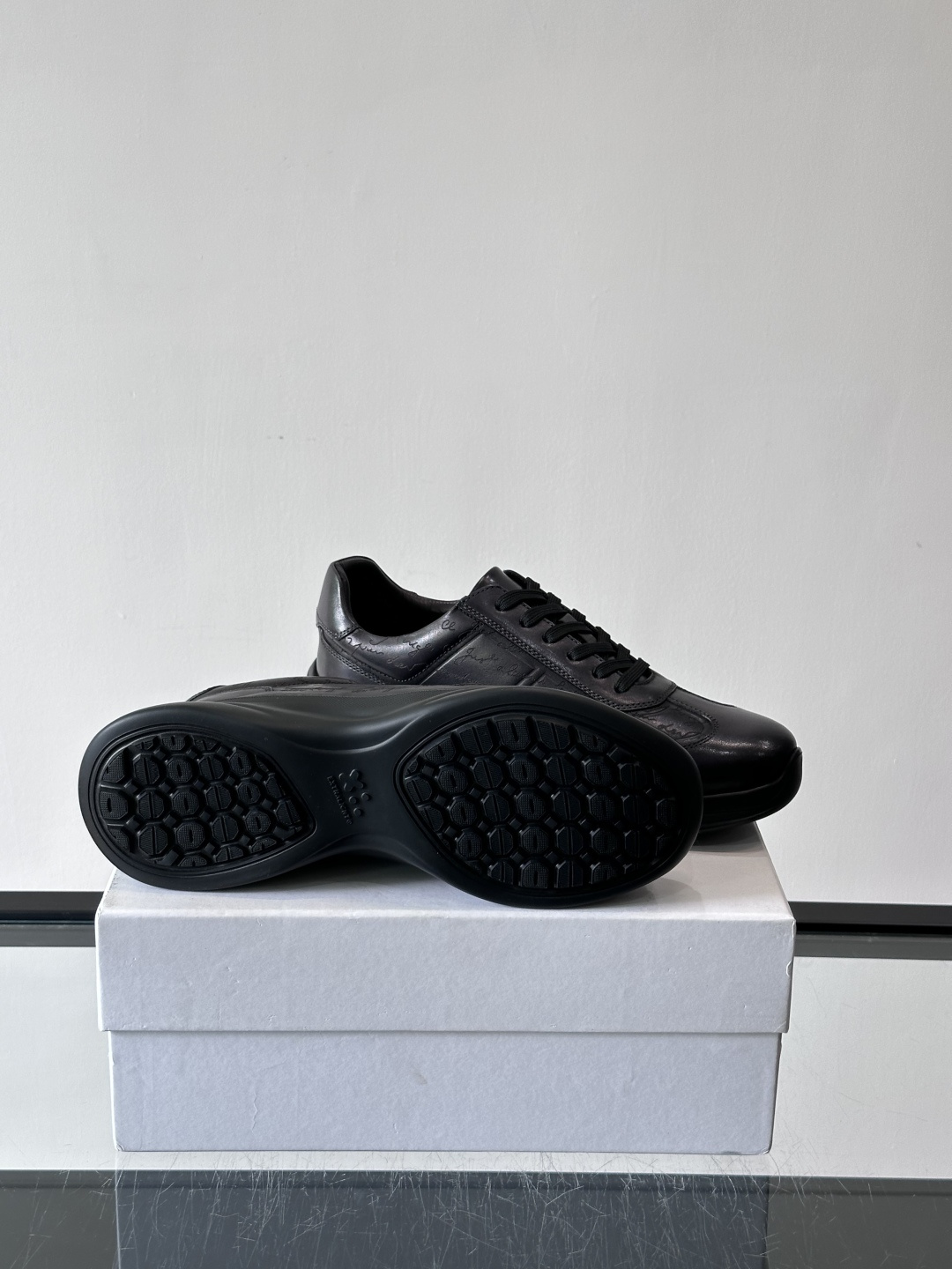 berl布鲁提男士真皮运动鞋意大利奢侈品牌出品，头层牛皮鞋面，质感细腻耐用。侧面有品牌压纹，辨识度超高。