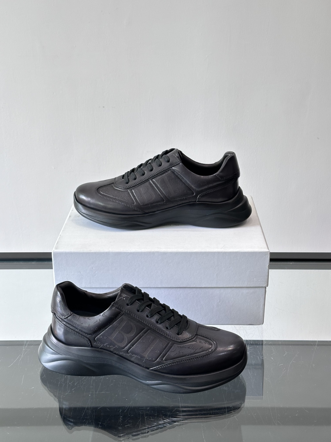 berl布鲁提男士真皮运动鞋意大利奢侈品牌出品，头层牛皮鞋面，质感细腻耐用。侧面有品牌压纹，辨识度超高。