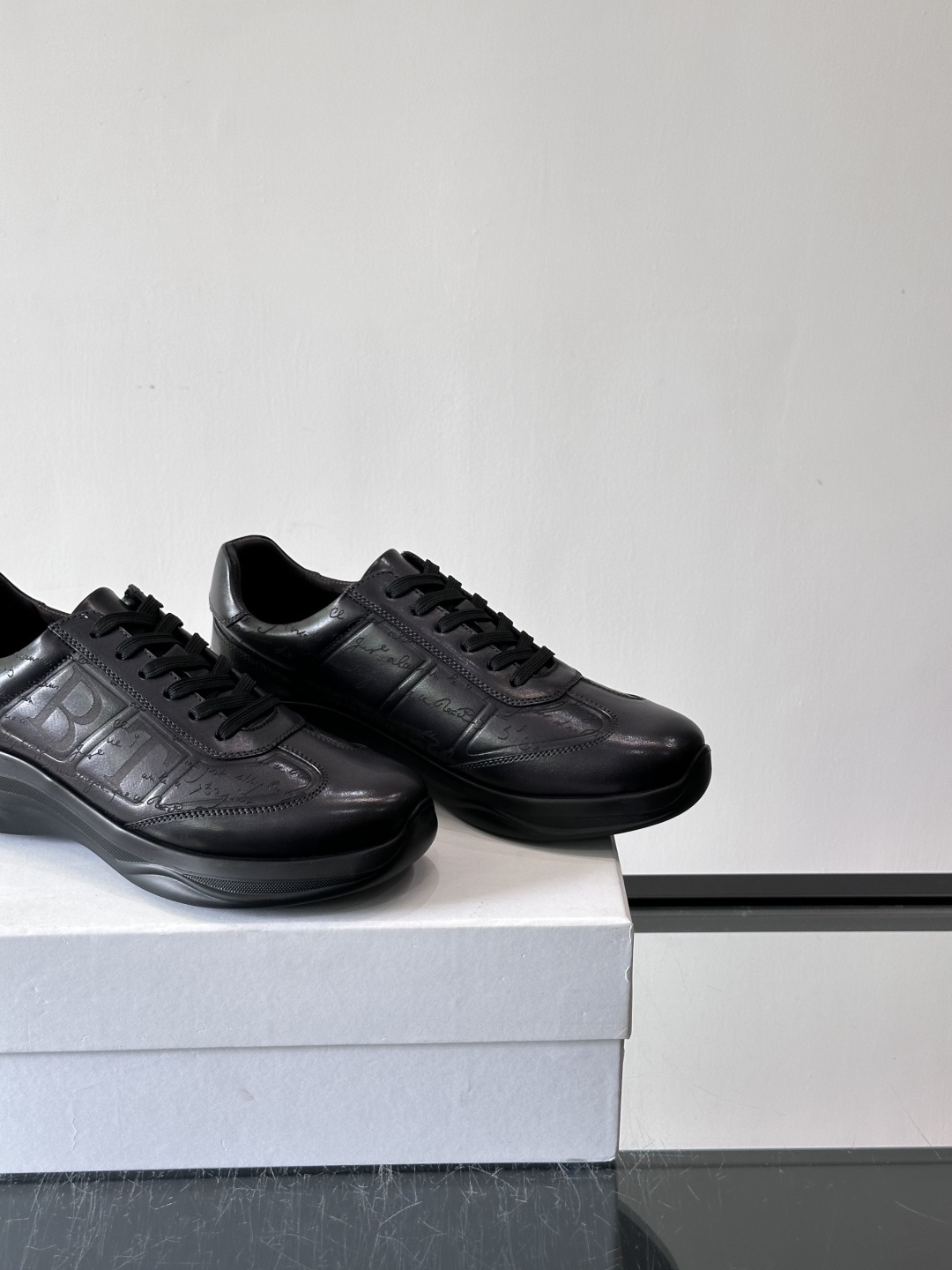 berl布鲁提男士真皮运动鞋意大利奢侈品牌出品，头层牛皮鞋面，质感细腻耐用。侧面有品牌压纹，辨识度超高。