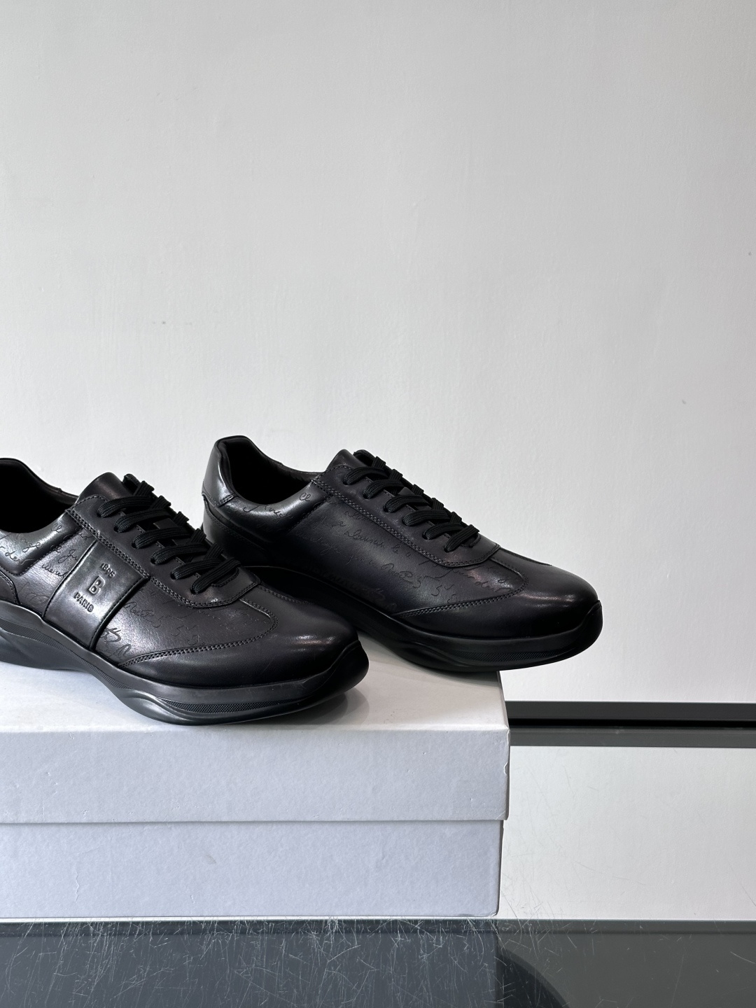 berl布鲁提男士真皮运动鞋意大利奢侈品牌出品，头层牛皮鞋面，质感细腻耐用。侧面有品牌压纹，辨识度超高。