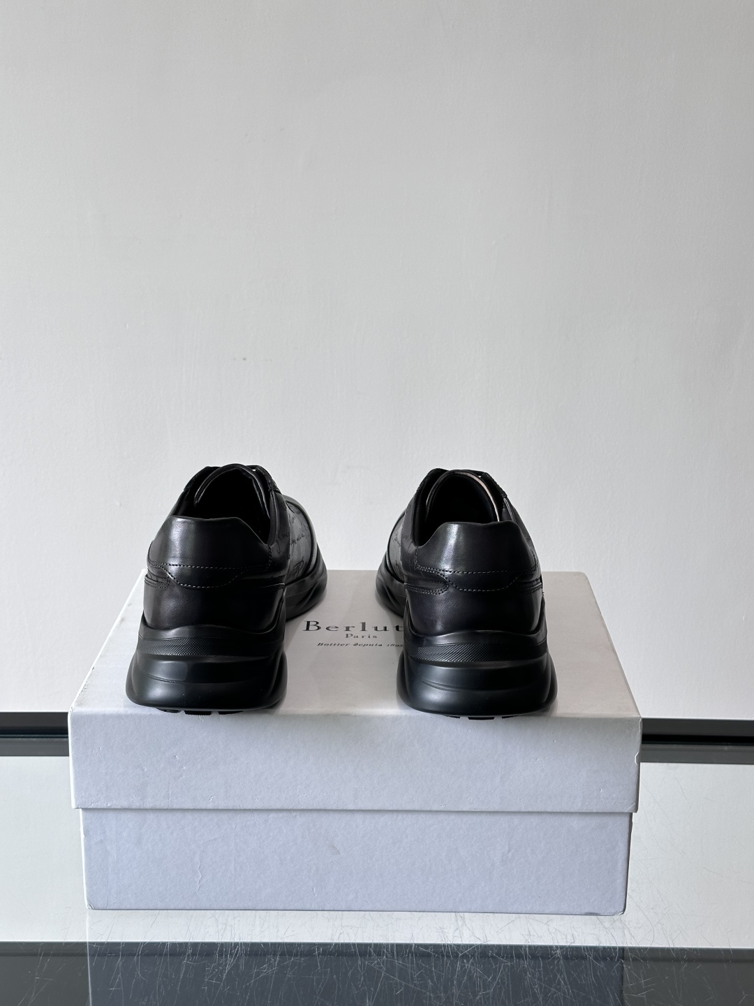 berl布鲁提男士真皮运动鞋意大利奢侈品牌出品，头层牛皮鞋面，质感细腻耐用。侧面有品牌压纹，辨识度超高。