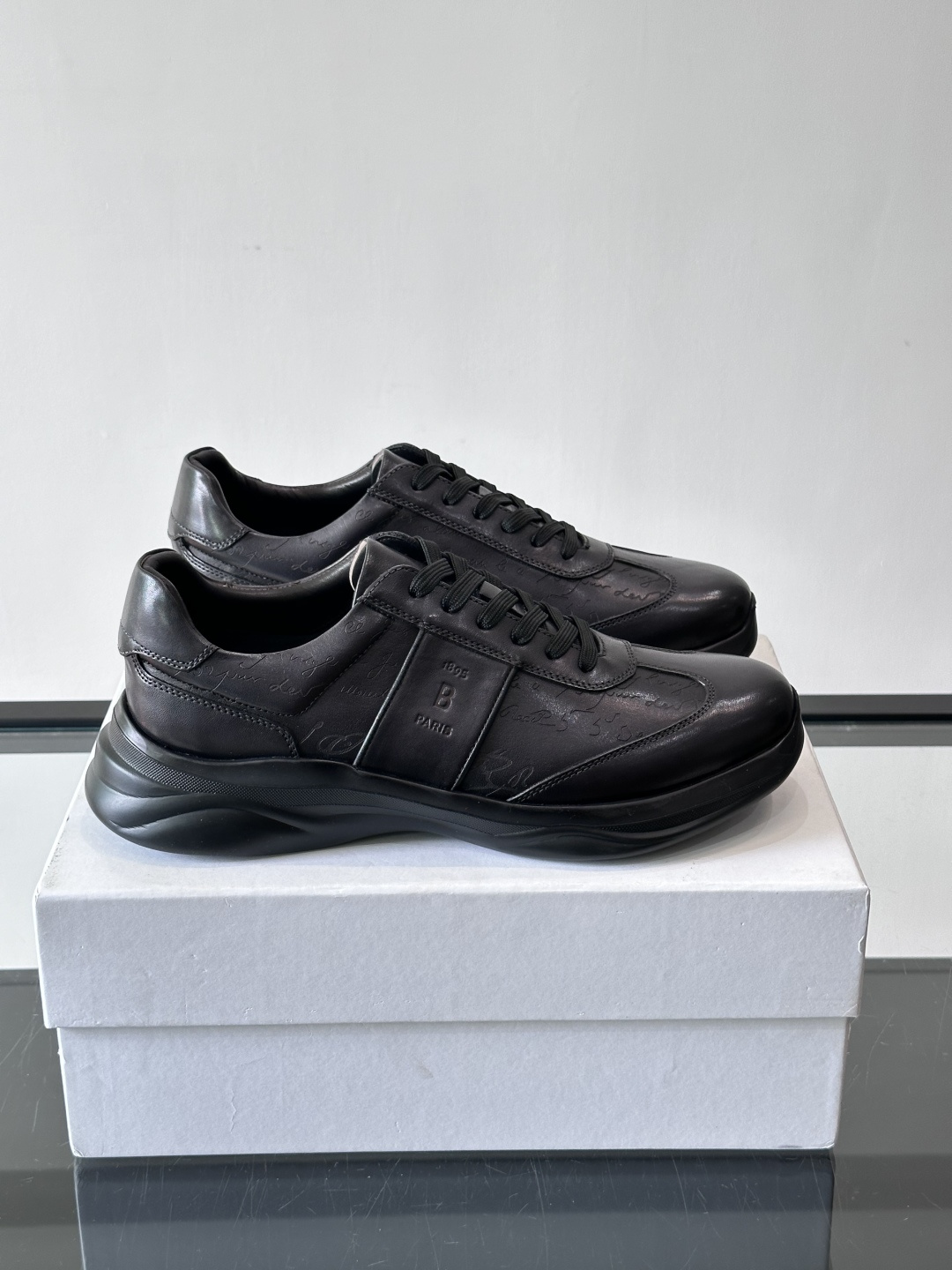 berl布鲁提男士真皮运动鞋意大利奢侈品牌出品，头层牛皮鞋面，质感细腻耐用。侧面有品牌压纹，辨识度超高。