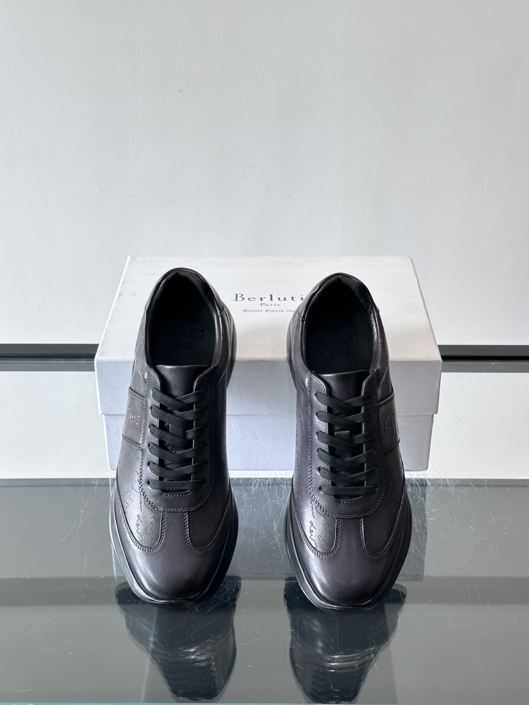 berl布鲁提男士真皮运动鞋意大利奢侈品牌出品，头层牛皮鞋面，质感细腻耐用。侧面有品牌压纹，辨识度超高。