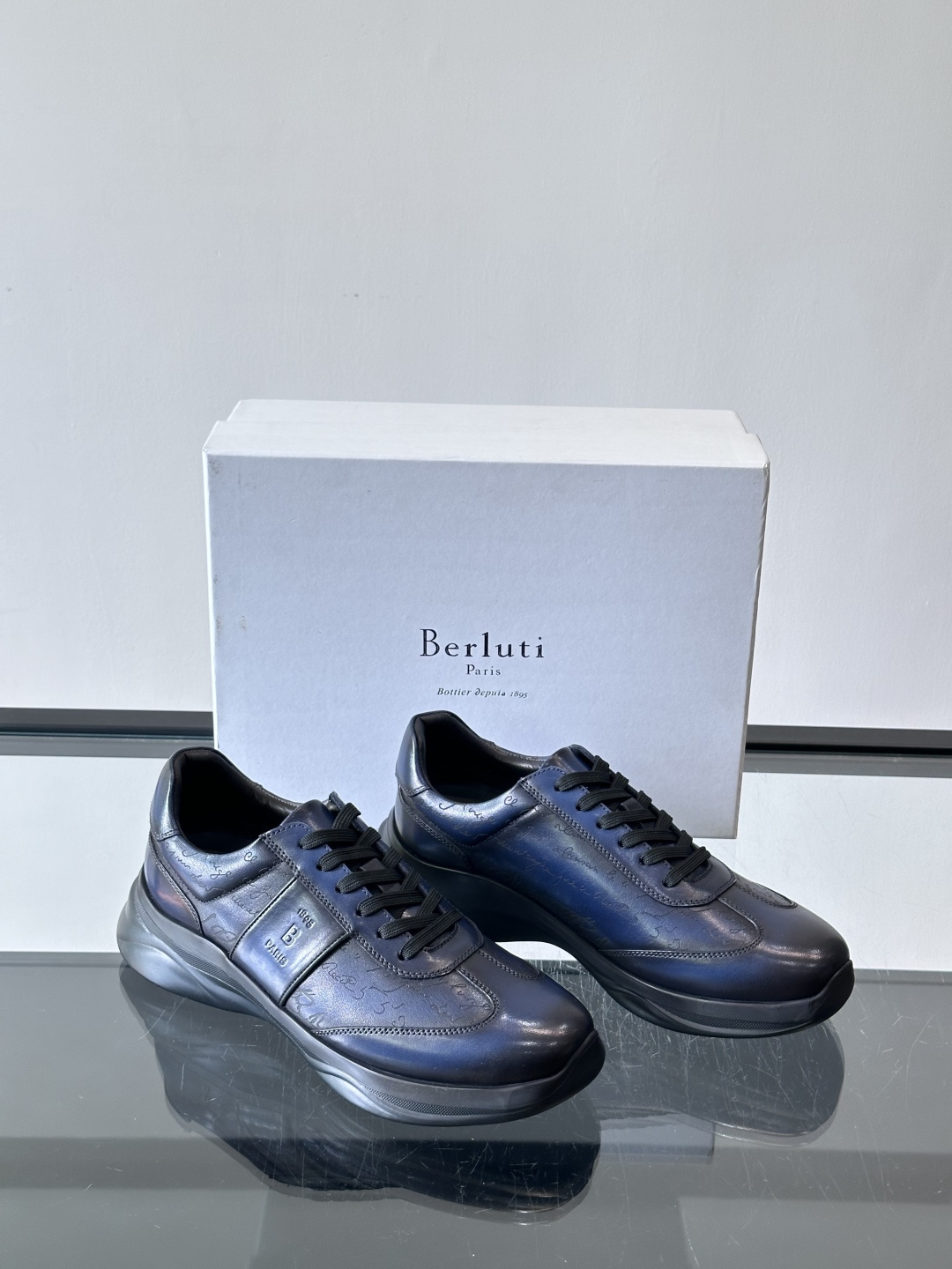 berl布鲁提男士真皮运动鞋意大利奢侈品牌出品，头层牛皮鞋面，质感细腻耐用。侧面有品牌压纹，辨识度超高。