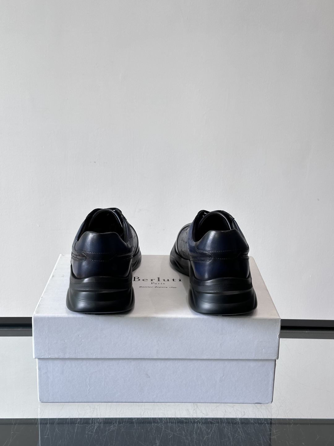 berl布鲁提男士真皮运动鞋意大利奢侈品牌出品，头层牛皮鞋面，质感细腻耐用。侧面有品牌压纹，辨识度超高。