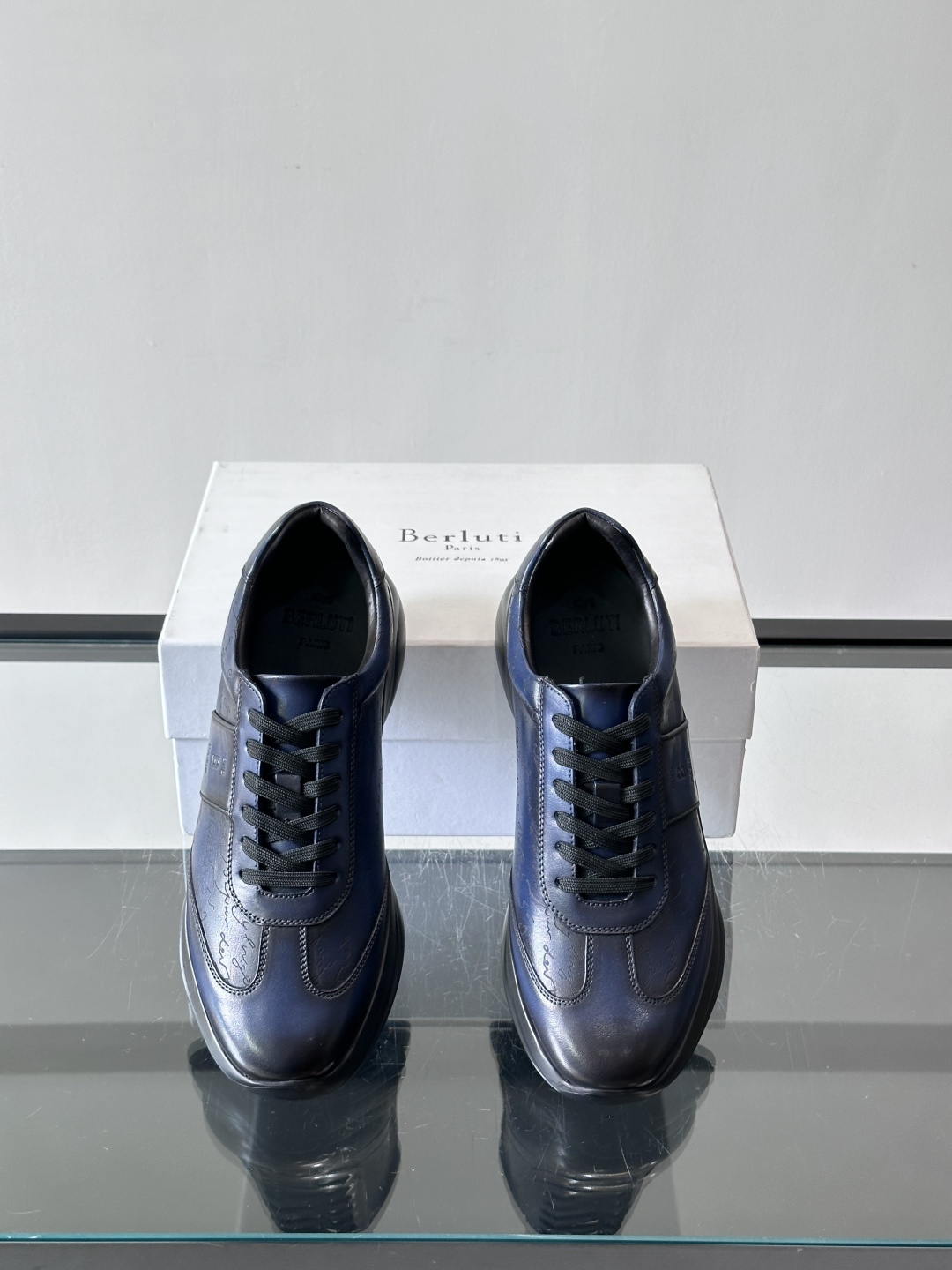 berl布鲁提男士真皮运动鞋意大利奢侈品牌出品，头层牛皮鞋面，质感细腻耐用。侧面有品牌压纹，辨识度超高。
