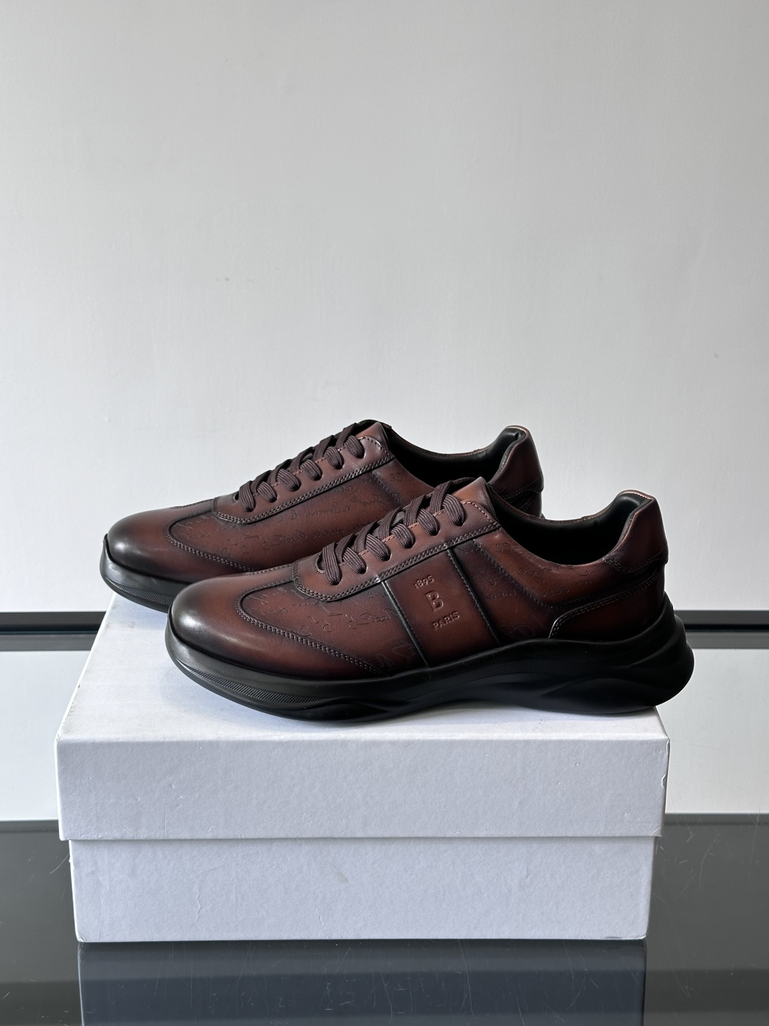 berl布鲁提男士真皮运动鞋意大利奢侈品牌出品，头层牛皮鞋面，质感细腻耐用。侧面有品牌压纹，辨识度超高。