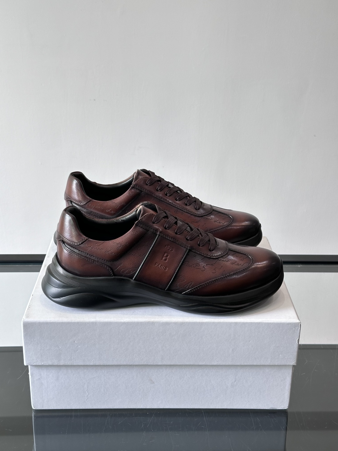 berl布鲁提男士真皮运动鞋意大利奢侈品牌出品，头层牛皮鞋面，质感细腻耐用。侧面有品牌压纹，辨识度超高。