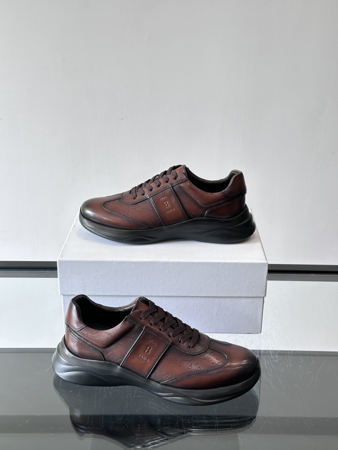 berl布鲁提男士真皮运动鞋意大利奢侈品牌出品，头层牛皮鞋面，质感细腻耐用。侧面有品牌压纹，辨识度超高。
