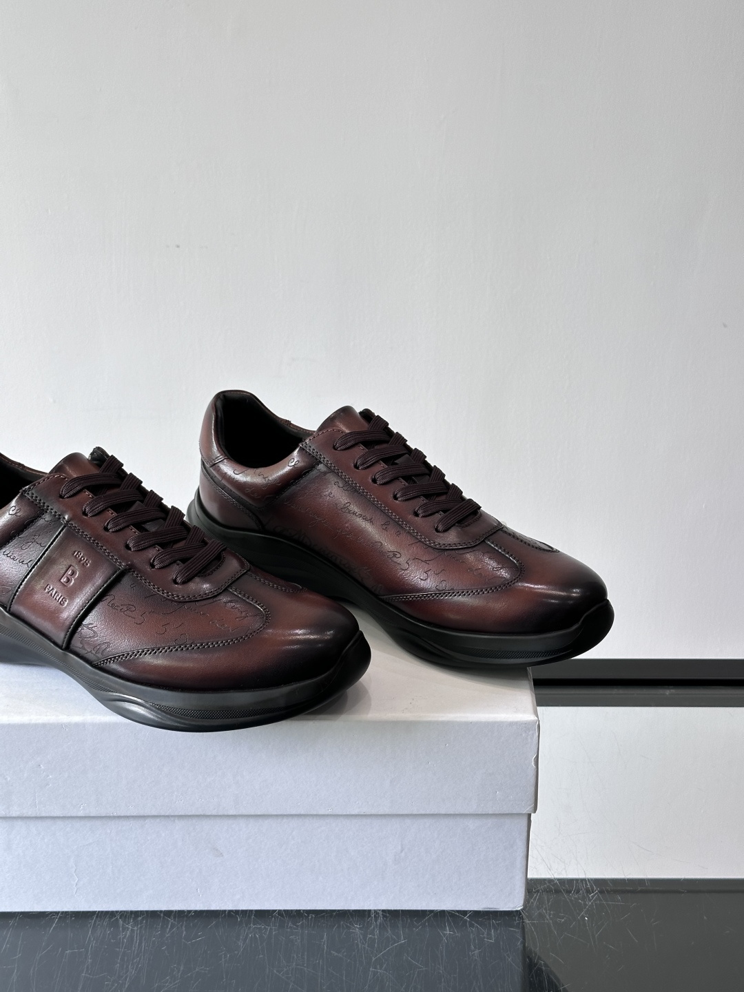 berl布鲁提男士真皮运动鞋意大利奢侈品牌出品，头层牛皮鞋面，质感细腻耐用。侧面有品牌压纹，辨识度超高。