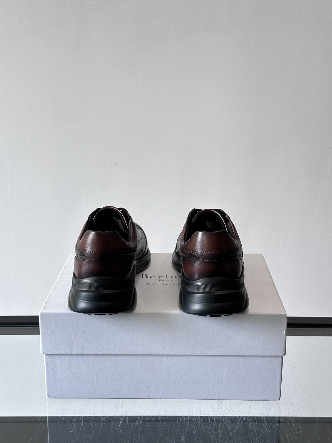 berl布鲁提男士真皮运动鞋意大利奢侈品牌出品，头层牛皮鞋面，质感细腻耐用。侧面有品牌压纹，辨识度超高。