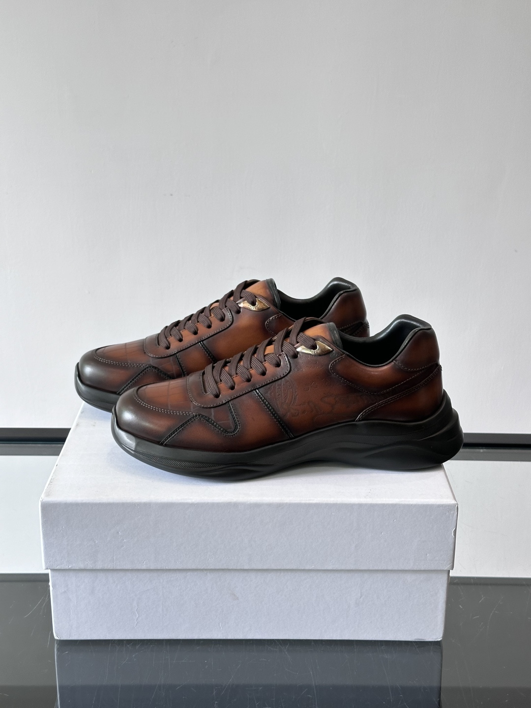 berl布鲁提男士真皮运动鞋意大利奢侈品牌出品，头层牛皮鞋面，质感细腻耐用。侧面有品牌压纹，辨识度超高。