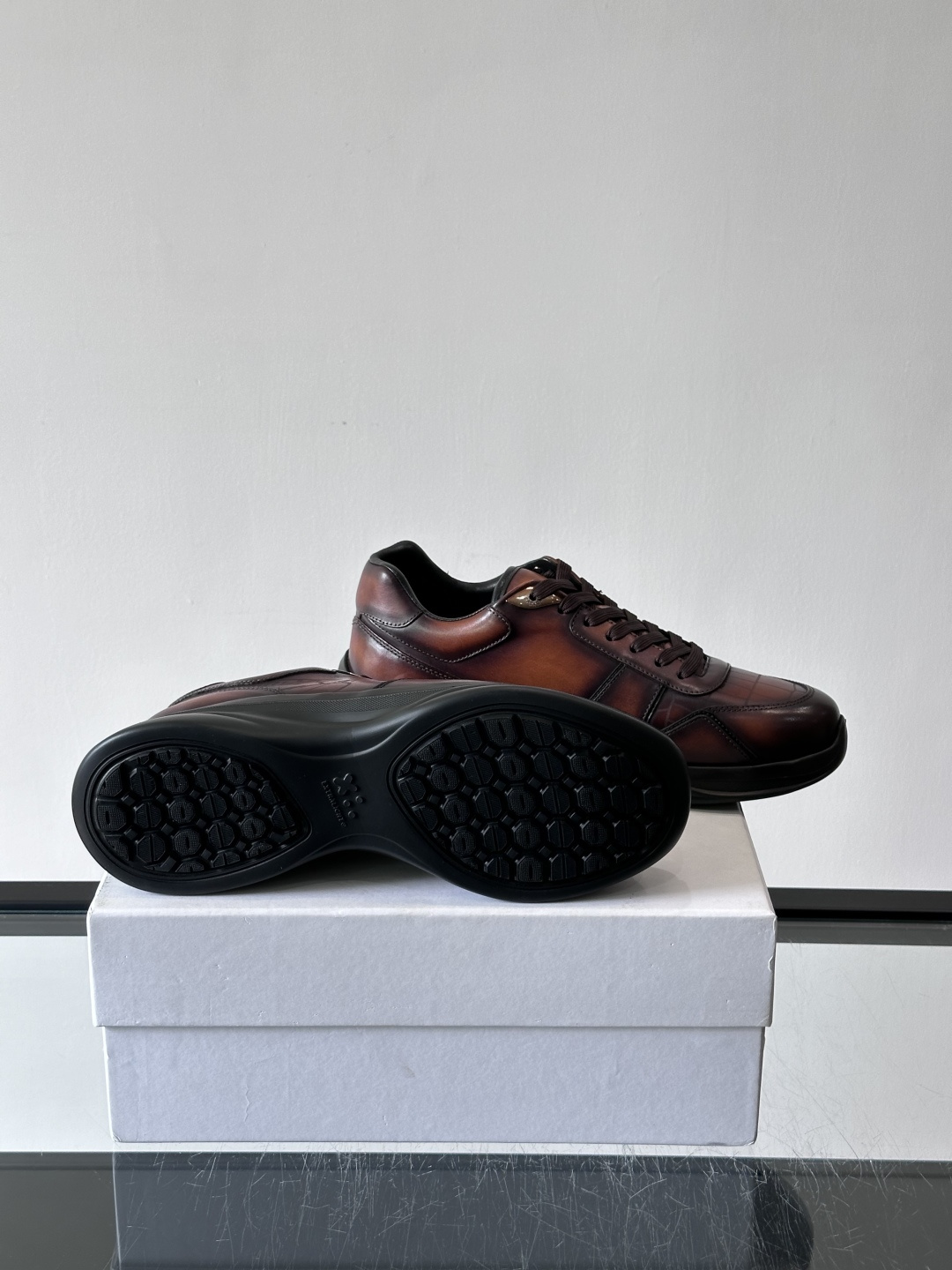 berl布鲁提男士真皮运动鞋意大利奢侈品牌出品，头层牛皮鞋面，质感细腻耐用。侧面有品牌压纹，辨识度超高。