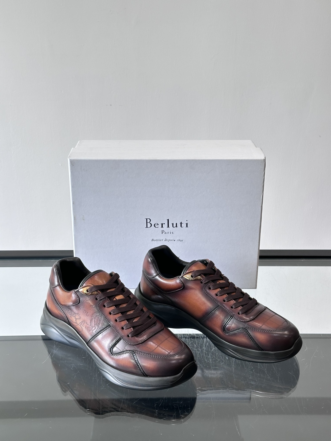 berl布鲁提男士真皮运动鞋意大利奢侈品牌出品，头层牛皮鞋面，质感细腻耐用。侧面有品牌压纹，辨识度超高。
