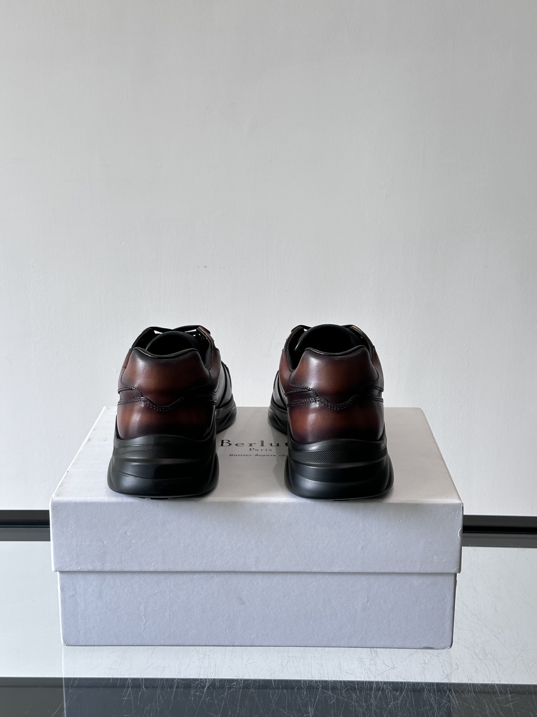 berl布鲁提男士真皮运动鞋意大利奢侈品牌出品，头层牛皮鞋面，质感细腻耐用。侧面有品牌压纹，辨识度超高。