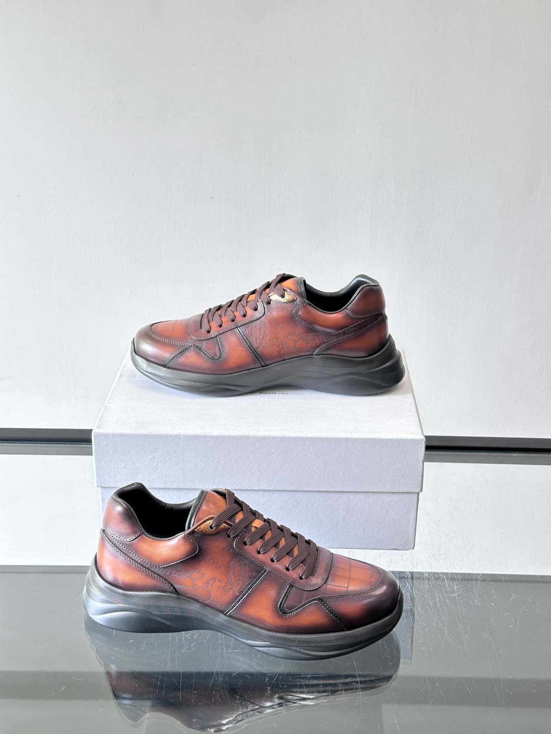 berl布鲁提男士真皮运动鞋意大利奢侈品牌出品，头层牛皮鞋面，质感细腻耐用。侧面有品牌压纹，辨识度超高。