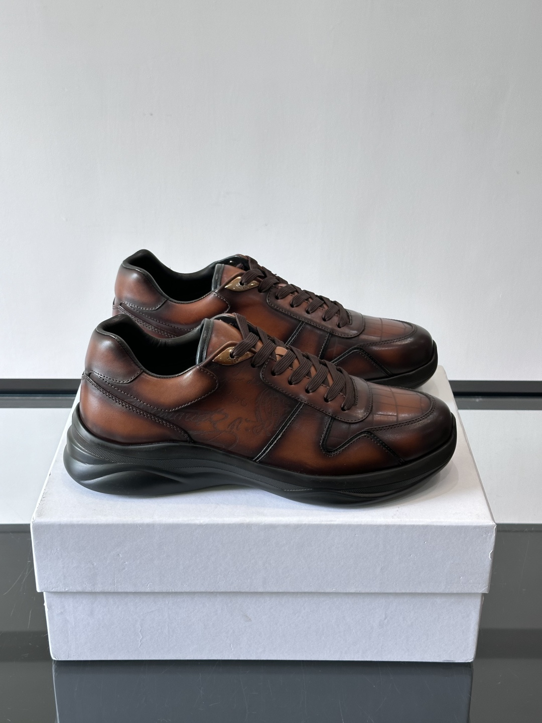 berl布鲁提男士真皮运动鞋意大利奢侈品牌出品，头层牛皮鞋面，质感细腻耐用。侧面有品牌压纹，辨识度超高。