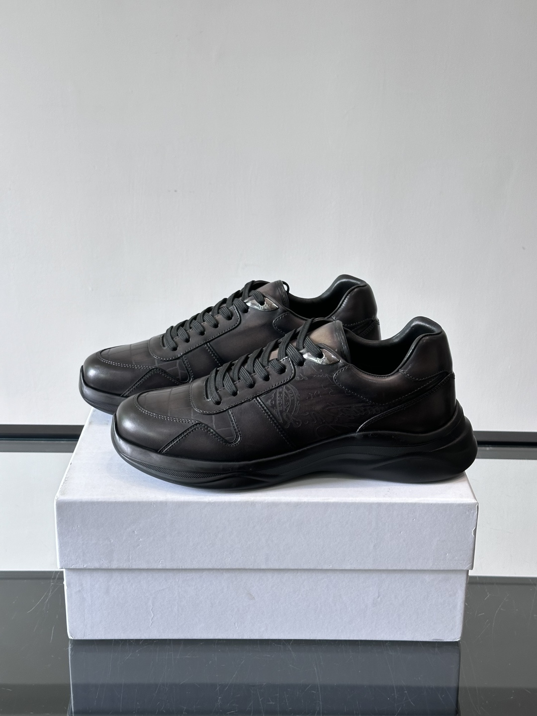 berl布鲁提男士真皮运动鞋意大利奢侈品牌出品，头层牛皮鞋面，质感细腻耐用。侧面有品牌压纹，辨识度超高。