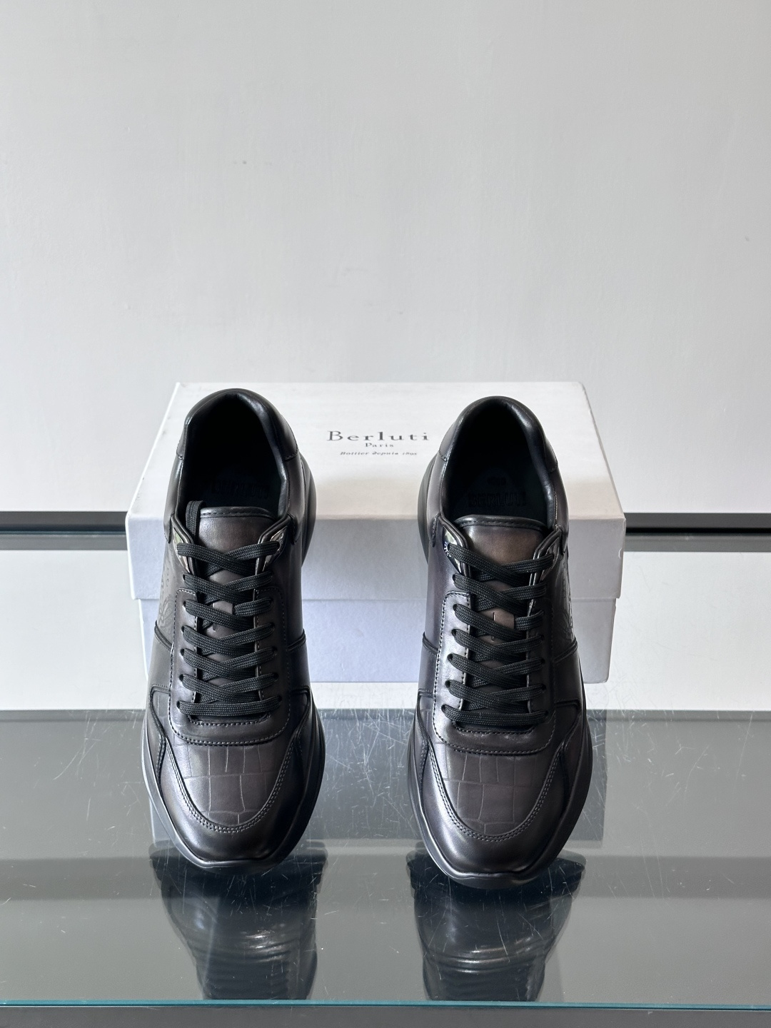 berl布鲁提男士真皮运动鞋意大利奢侈品牌出品，头层牛皮鞋面，质感细腻耐用。侧面有品牌压纹，辨识度超高。