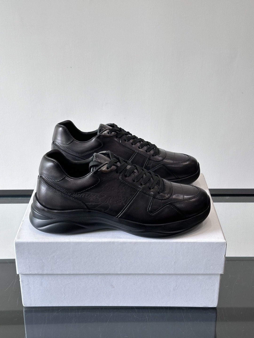 berl布鲁提男士真皮运动鞋意大利奢侈品牌出品，头层牛皮鞋面，质感细腻耐用。侧面有品牌压纹，辨识度超高。