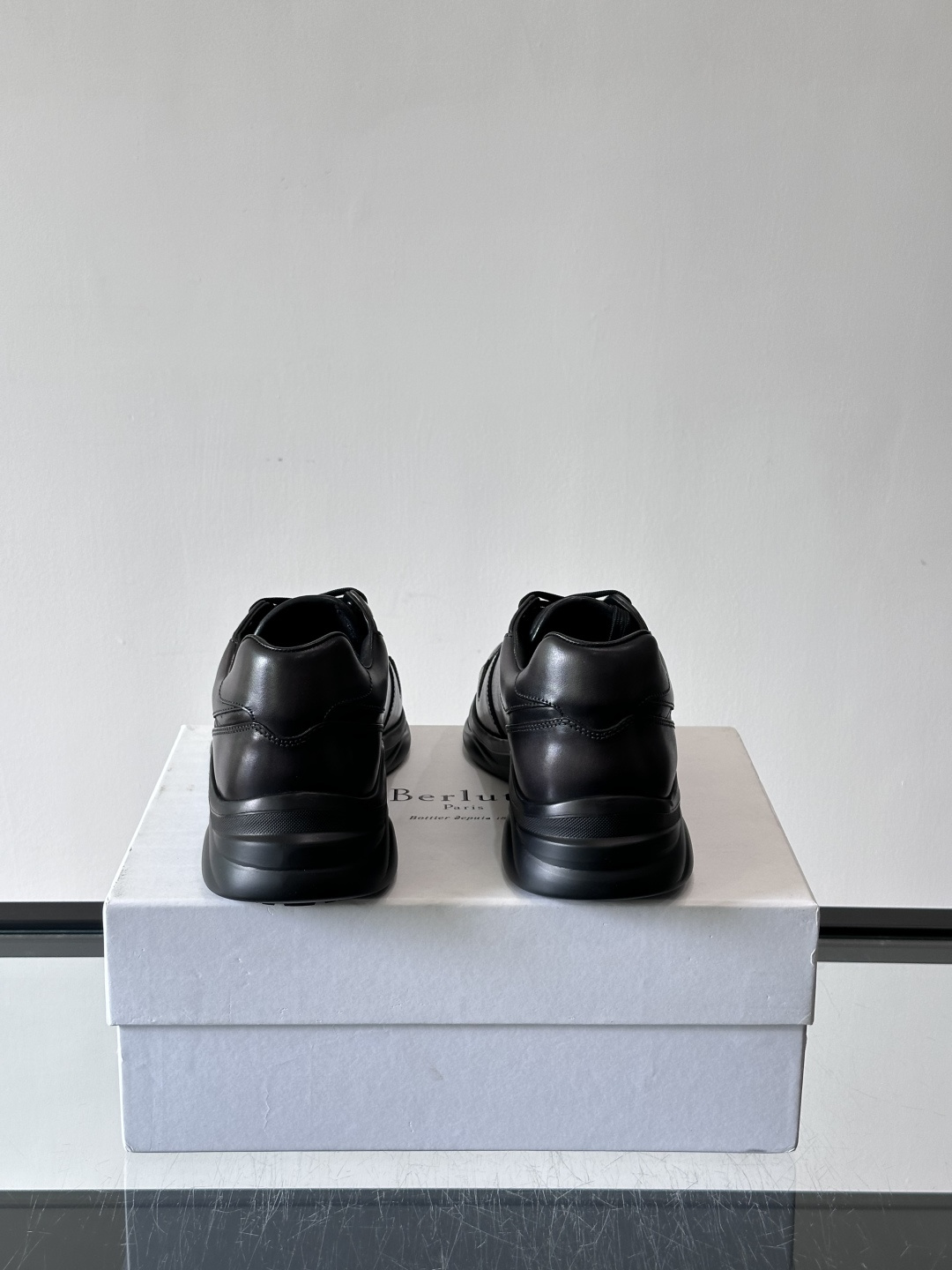 berl布鲁提男士真皮运动鞋意大利奢侈品牌出品，头层牛皮鞋面，质感细腻耐用。侧面有品牌压纹，辨识度超高。