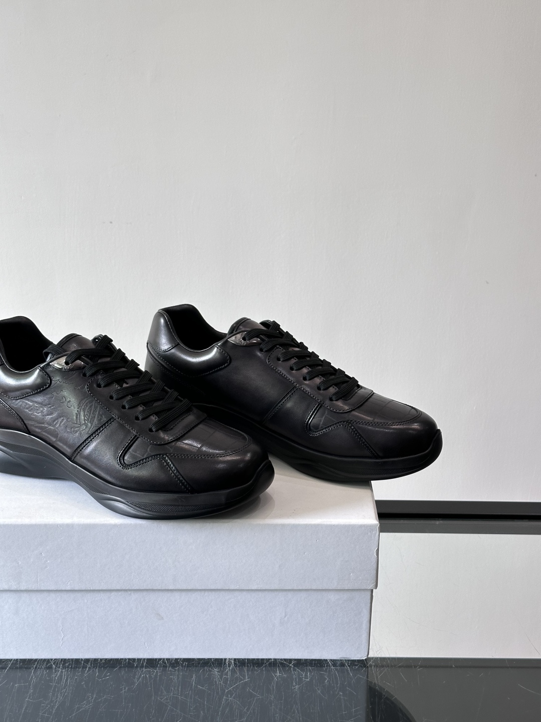 berl布鲁提男士真皮运动鞋意大利奢侈品牌出品，头层牛皮鞋面，质感细腻耐用。侧面有品牌压纹，辨识度超高。