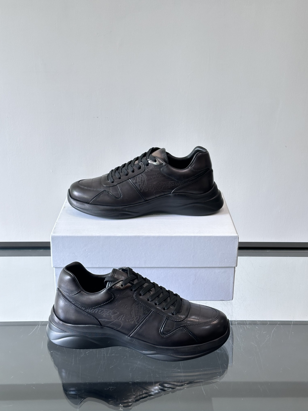 berl布鲁提男士真皮运动鞋意大利奢侈品牌出品，头层牛皮鞋面，质感细腻耐用。侧面有品牌压纹，辨识度超高。