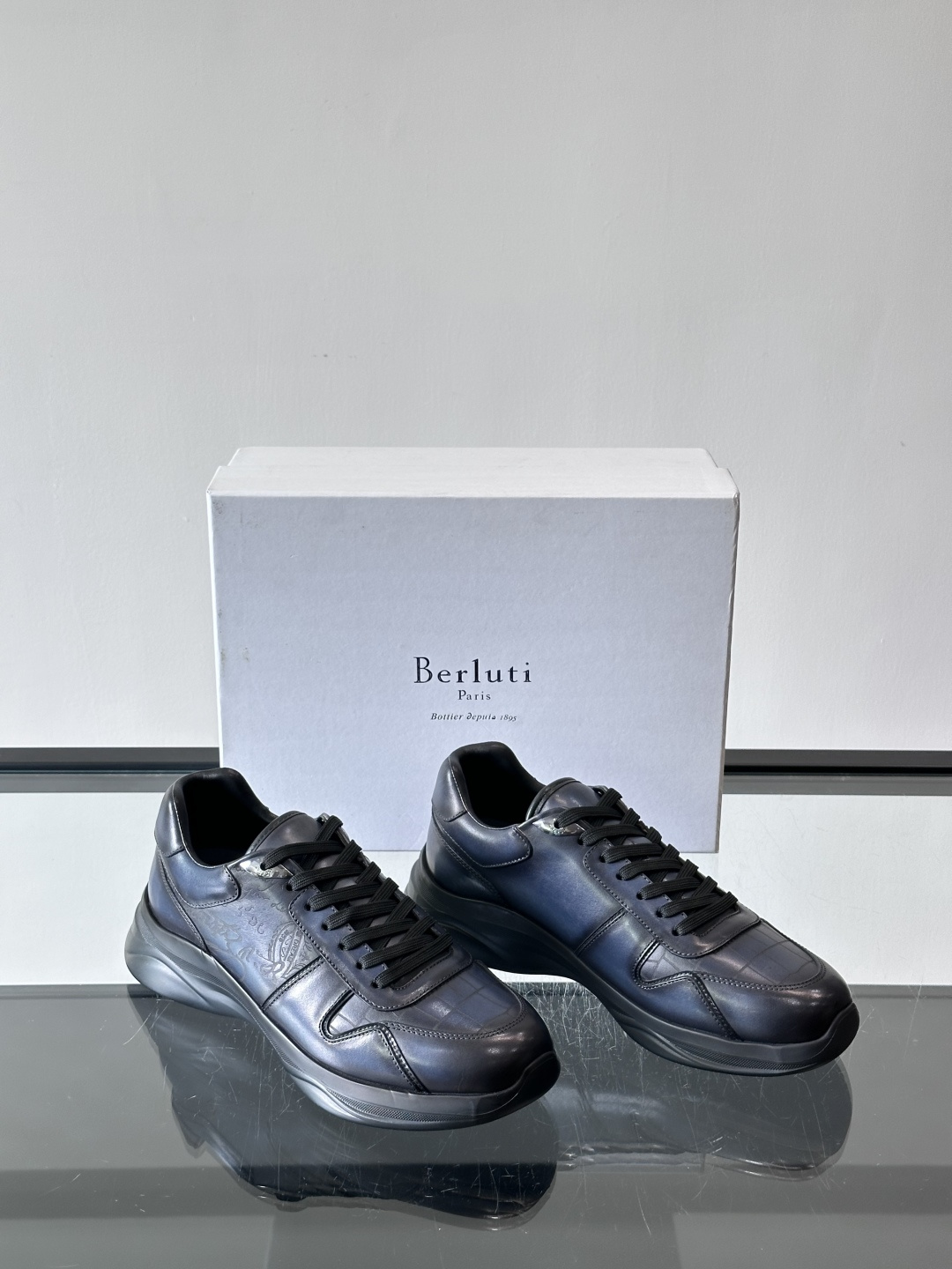 berl布鲁提男士真皮运动鞋意大利奢侈品牌出品，头层牛皮鞋面，质感细腻耐用。侧面有品牌压纹，辨识度超高。