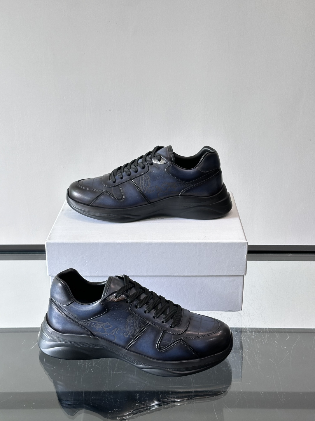 berl布鲁提男士真皮运动鞋意大利奢侈品牌出品，头层牛皮鞋面，质感细腻耐用。侧面有品牌压纹，辨识度超高。