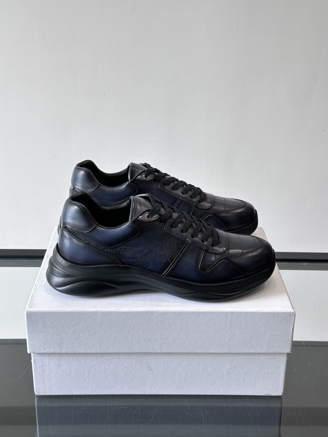 berl布鲁提男士真皮运动鞋意大利奢侈品牌出品，头层牛皮鞋面，质感细腻耐用。侧面有品牌压纹，辨识度超高。