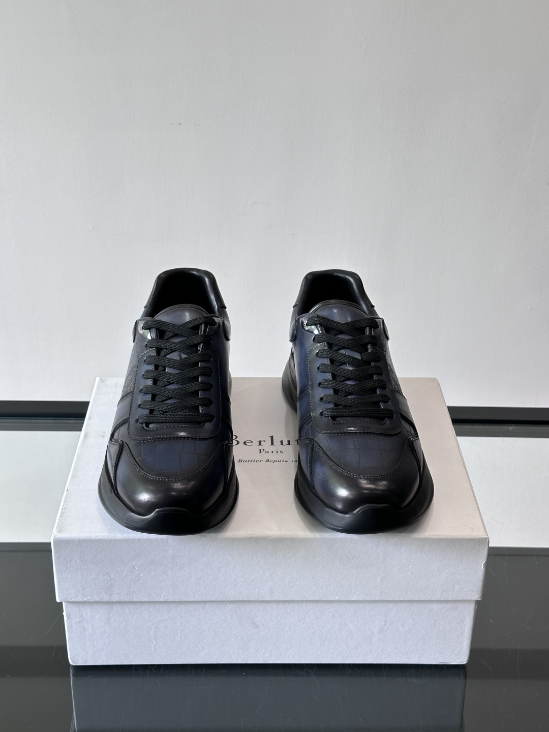 berl布鲁提男士真皮运动鞋意大利奢侈品牌出品，头层牛皮鞋面，质感细腻耐用。侧面有品牌压纹，辨识度超高。