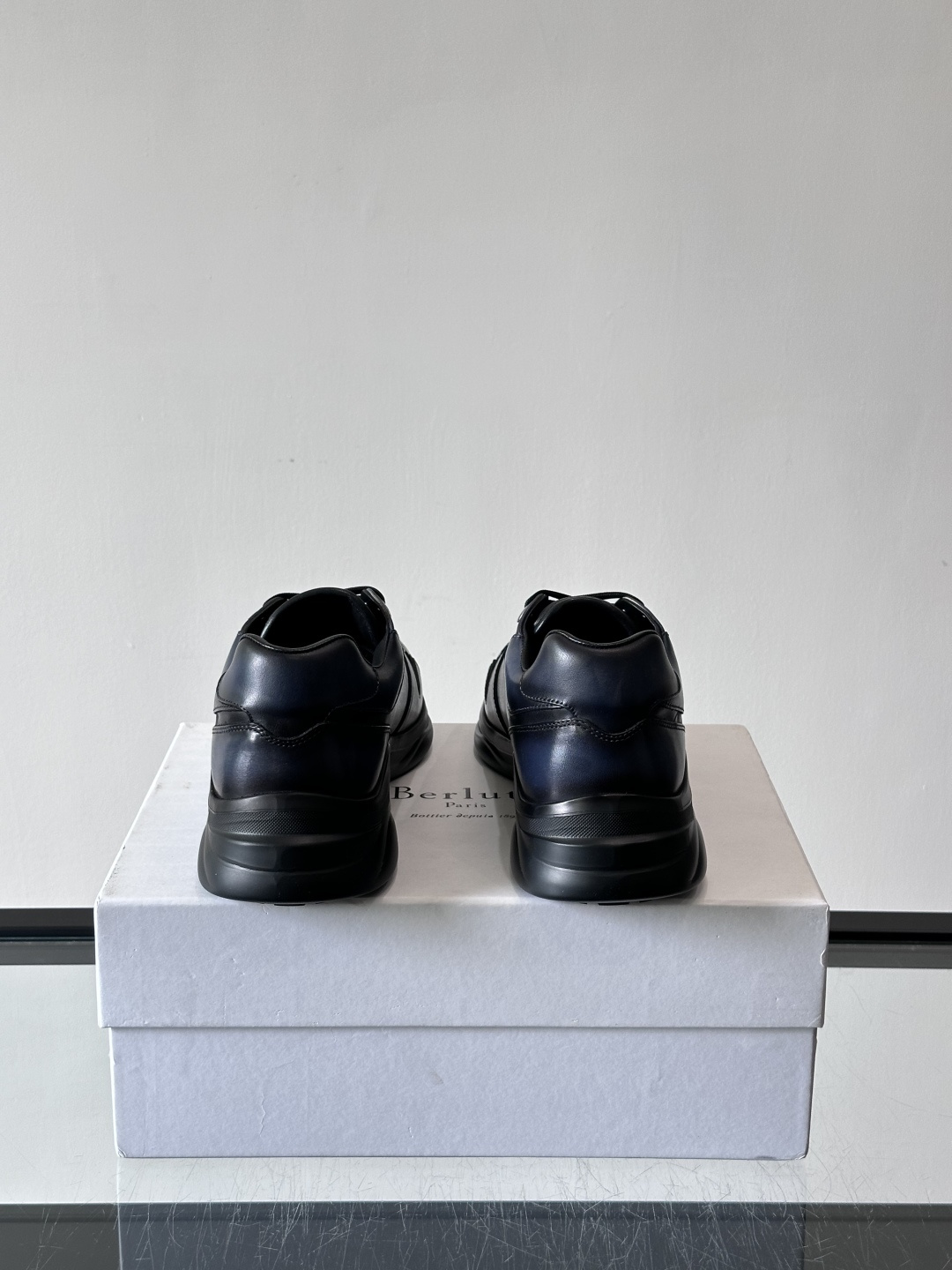 berl布鲁提男士真皮运动鞋意大利奢侈品牌出品，头层牛皮鞋面，质感细腻耐用。侧面有品牌压纹，辨识度超高。