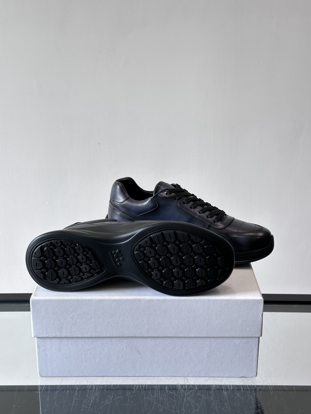 berl布鲁提男士真皮运动鞋意大利奢侈品牌出品，头层牛皮鞋面，质感细腻耐用。侧面有品牌压纹，辨识度超高。