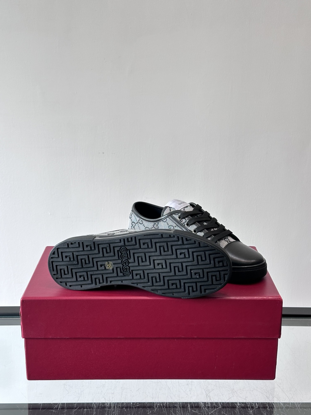 Gucci这款GG压花小白鞋，采用经典GG图案压花皮革，搭配白色橡胶鞋底，简约又有辨识度✨。低帮设计+金