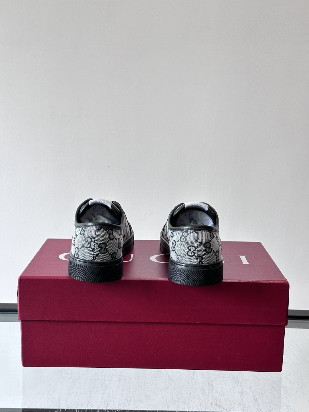Gucci这款GG压花小白鞋，采用经典GG图案压花皮革，搭配白色橡胶鞋底，简约又有辨识度✨。低帮设计+金