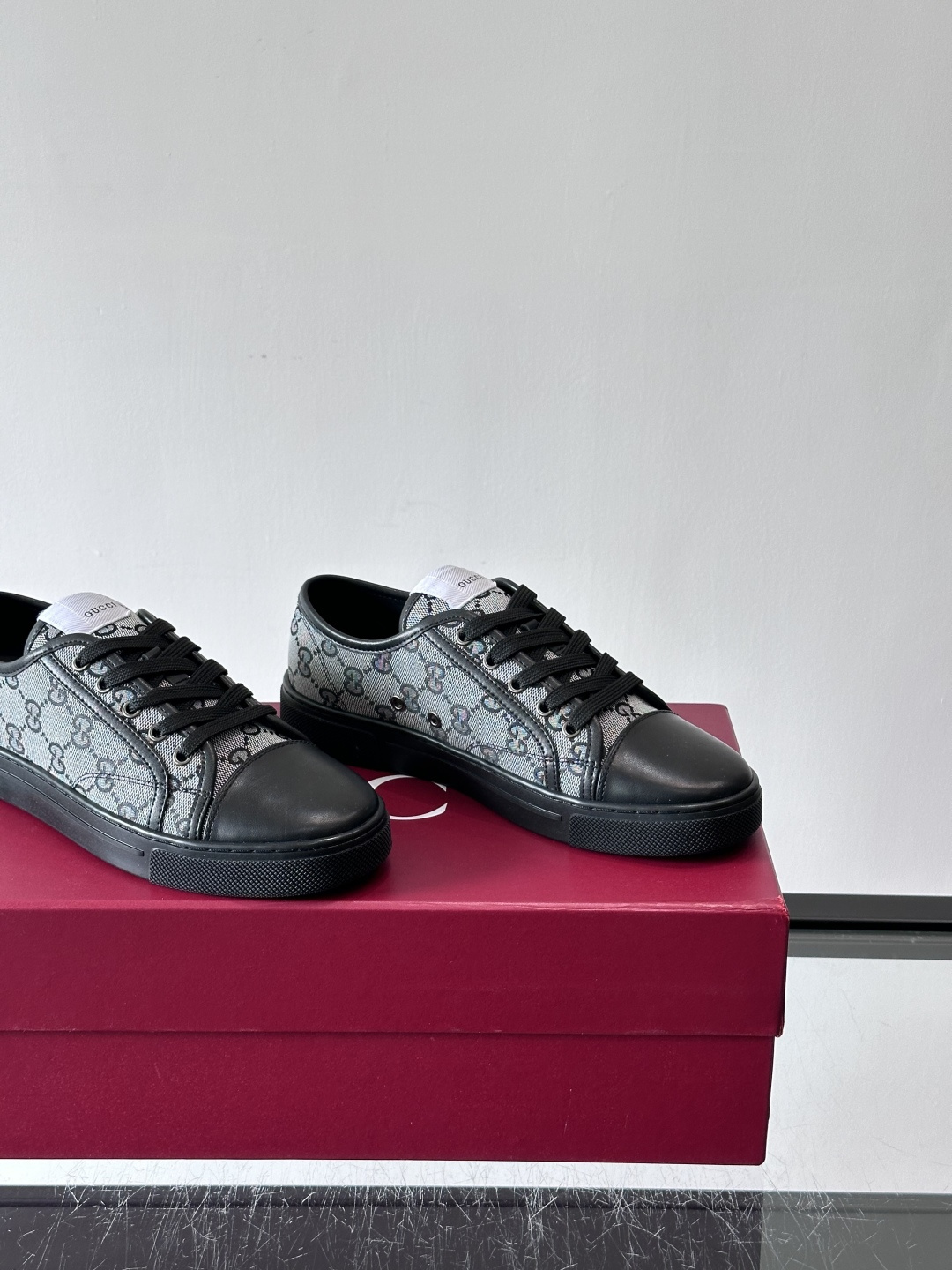 Gucci这款GG压花小白鞋，采用经典GG图案压花皮革，搭配白色橡胶鞋底，简约又有辨识度✨。低帮设计+金
