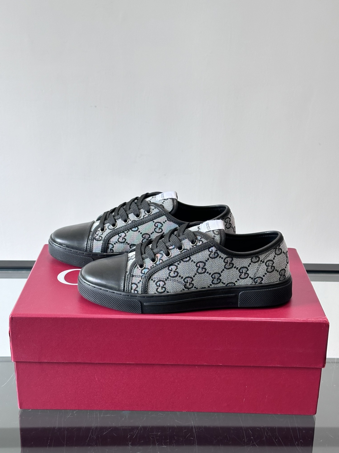 Gucci这款GG压花小白鞋，采用经典GG图案压花皮革，搭配白色橡胶鞋底，简约又有辨识度✨。低帮设计+金