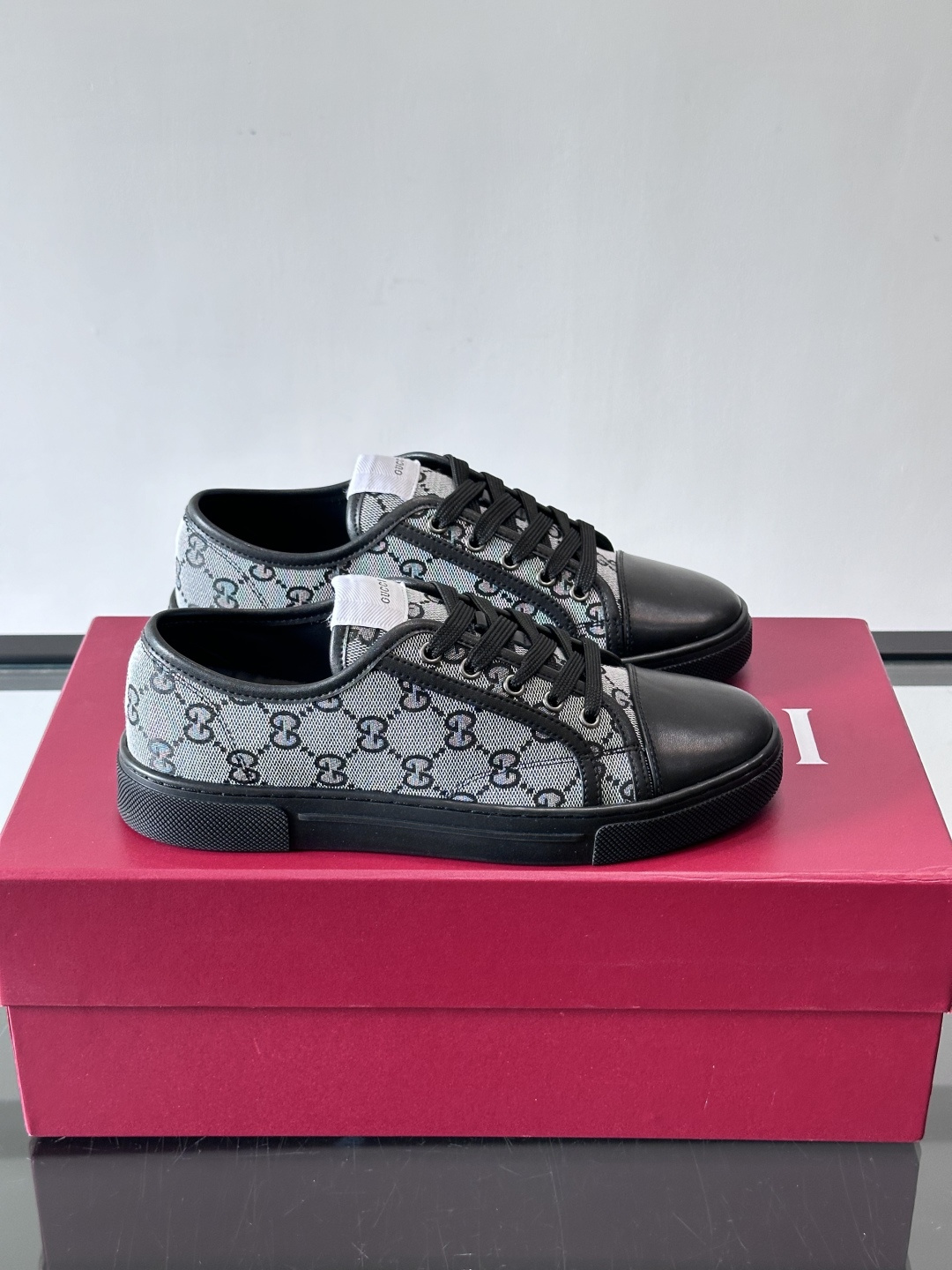 Gucci这款GG压花小白鞋，采用经典GG图案压花皮革，搭配白色橡胶鞋底，简约又有辨识度✨。低帮设计+金