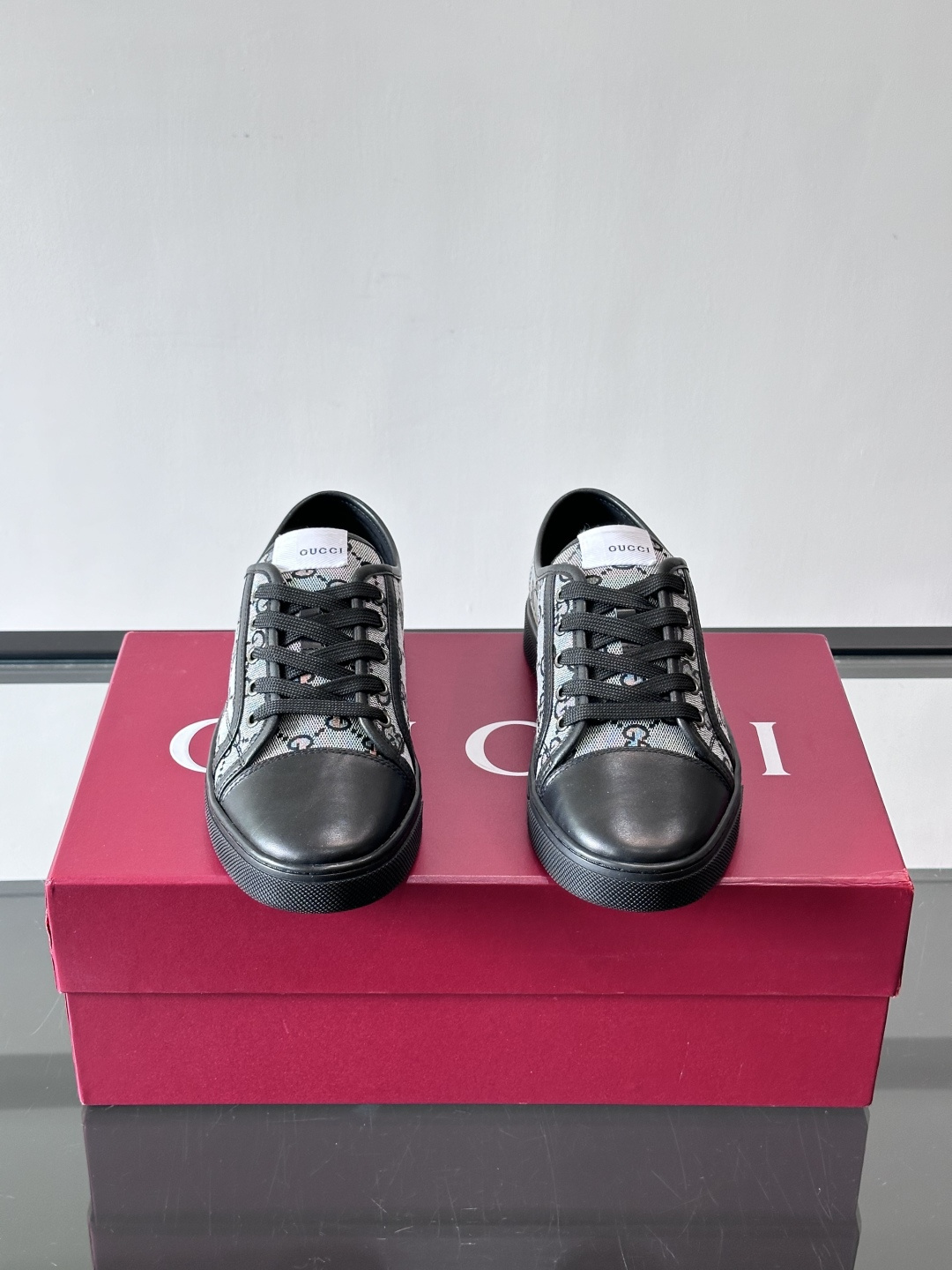 Gucci这款GG压花小白鞋，采用经典GG图案压花皮革，搭配白色橡胶鞋底，简约又有辨识度✨。低帮设计+金