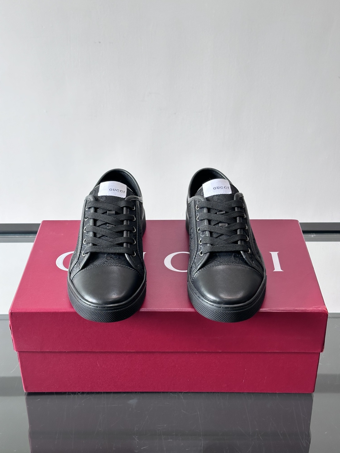 Gucci这款GG压花小白鞋，采用经典GG图案压花皮革，搭配白色橡胶鞋底，简约又有辨识度✨。低帮设计+金