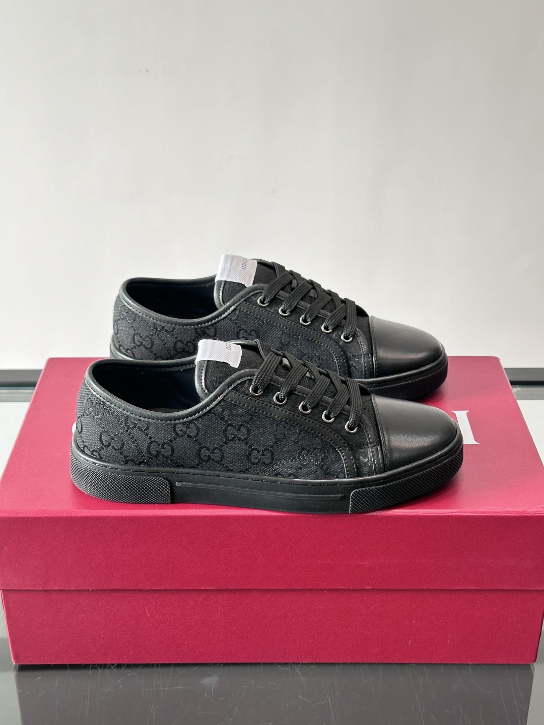 Gucci这款GG压花小白鞋，采用经典GG图案压花皮革，搭配白色橡胶鞋底，简约又有辨识度✨。低帮设计+金