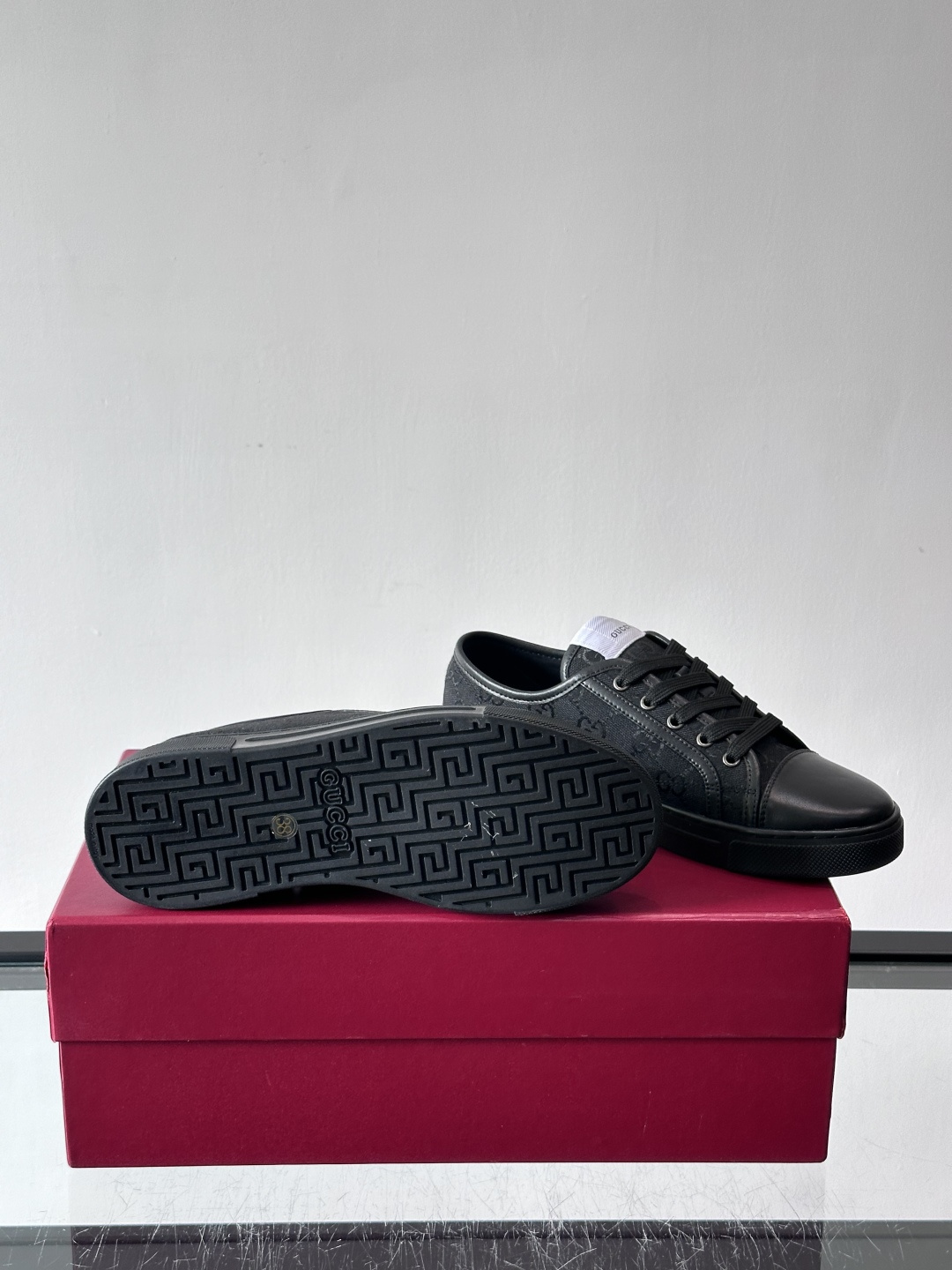 Gucci这款GG压花小白鞋，采用经典GG图案压花皮革，搭配白色橡胶鞋底，简约又有辨识度✨。低帮设计+金